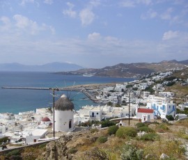 ミコノス初日、高台からミコノスタウンを望みます