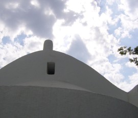 ちょっと曇った空に白い壁