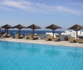 ホテルのプールサイド。泳ぐにはちょっと早いです