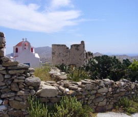 アノメラの丘陵には、中世の城跡や修道院が点在します