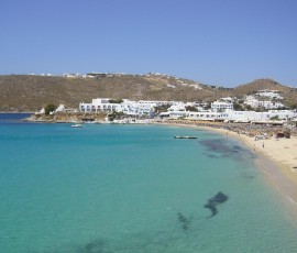 ホテルの近くのビーチ。エメラルド色の海