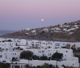 出発の早朝、満月が沈んでいきます