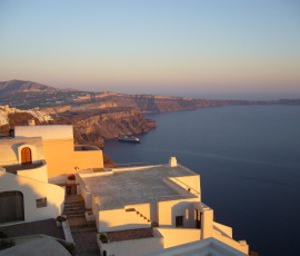 さっそく島一番の街フィラへ