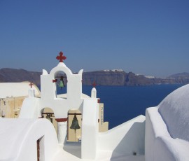 イアは、島北端の街