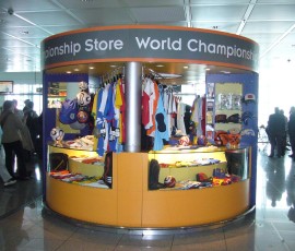 ミュンヘン空港。ワールドカップ商品のキオスク