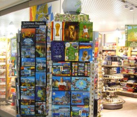 絵葉書のセレクションが充実