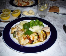 4.おしゃれなレストランの魚のスヴラキ