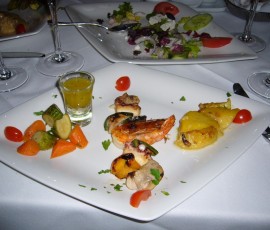 6.ホテルレストランの魚介スヴラキ