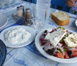 10.定番のザジキと田舎風サラダ