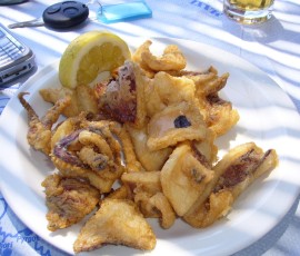 16.サントリーニでカラマリ