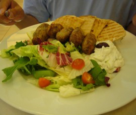 19.アテネ空港のスパイシーソーセージ