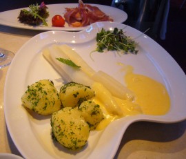 23.本場ドイツでは、ホワイトアスパラにホランデーズソース