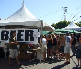 暑いのでビールに人だかり