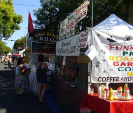 巨大なとうもろこしを抱える女性客