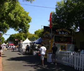 ずらりと並ぶ食べ物のテント