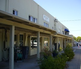 昔ながらの商店街の裏側