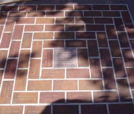 公園に寄付をしてくれた人々