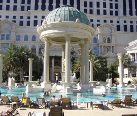 プールもローマ建築風