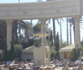 暑すぎるので、ライフガード席に蒸気