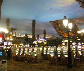 ずらりと並ぶスロットマシーン