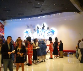 シルク・ドゥ・ソレイユの新作「ラブ」。入るときから楽しい雰囲気