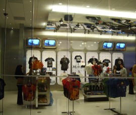 ショップ。ビートルズ関連グッズもあります