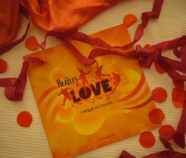 「ラブ」のプログラムと紙吹雪