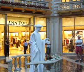 大道芸人の立像