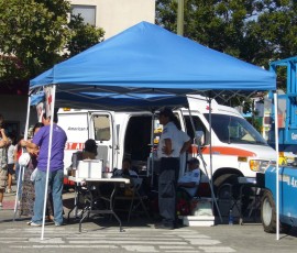 暑いので、救急車が待機。日焼け止めクリームもどうぞ