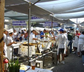 みんなで天ぷらを作ってます