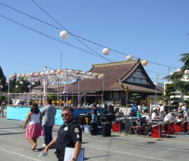 お寺「別院」と盆踊りの舞台