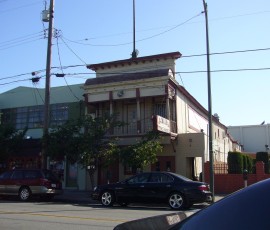 歴史を感じさせる古い建物