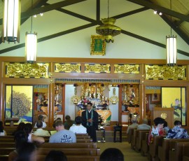 住職さんが英語で説法をしてくれます