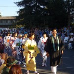 ようやく住職さんと盆踊り参加者の登場