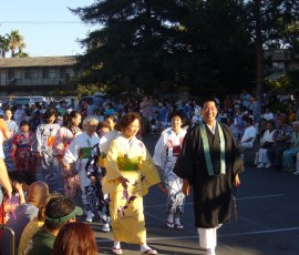 ようやく住職さんと盆踊り参加者の登場