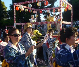 盆踊りにサングラス!