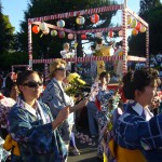 盆踊りにサングラス!