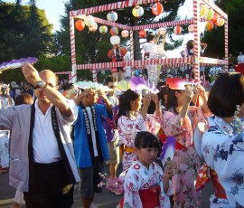 男性も扇子を持って踊ります