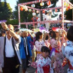 男性も扇子を持って踊ります