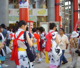 ねぶたに参加する跳人(ハネト)たち