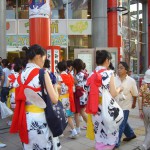 ねぶたに参加する跳人(ハネト)たち