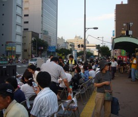 沿道には見物席がずらり