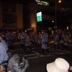 横笛が高い旋律を奏でます