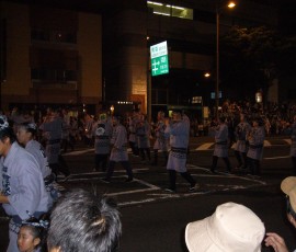 横笛が高い旋律を奏でます