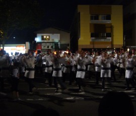 手振り鉦。かなり激しい動き