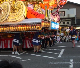 ねぶたは、こうやって引き回す