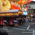 ねぶたは、こうやって引き回す