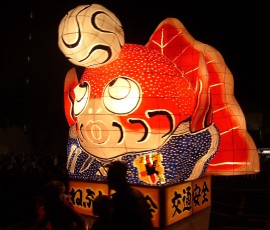 「金魚ねぶた」も露払いにお出まし