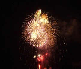 青森港の防波堤から花火