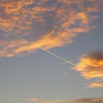 この日の夕暮れは、ひこうき雲